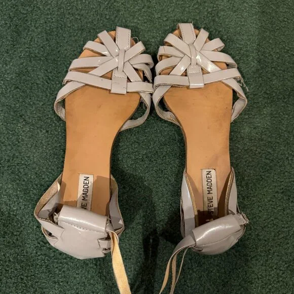 Steve Madden Gray Patent Leather Flats – Strappy Sandal Style Sz 8 - Picture 1 of 4